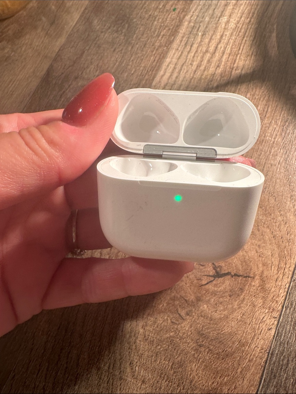 APPLE White Wireless Earbuds Charging Case 4th generation A3053